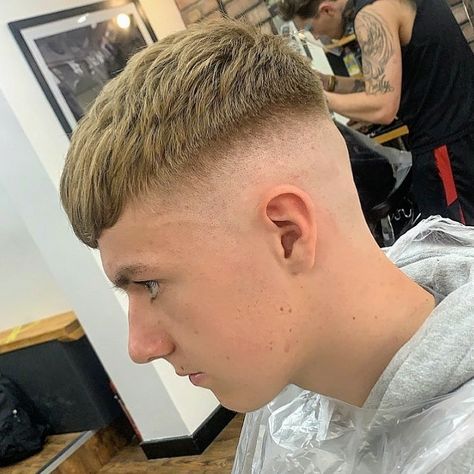 English Haircut, Biology Tattoo, Best Short Haircuts For Men, Military Hair, Short Haircuts For Men, Undercut Fade, 2020 Hairstyles, Crop Haircut, Disconnected Undercut