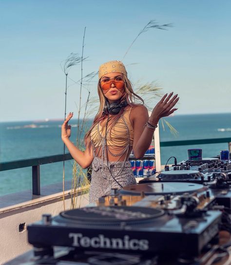 Dj Style Female, Female Dj Photoshoot Ideas, Female Dj Outfit, Female Dj Aesthetic, Dj Outfit Female, Dj Photoshoot Ideas, Coachella Photography, Dj Photoshoot, Dj Female