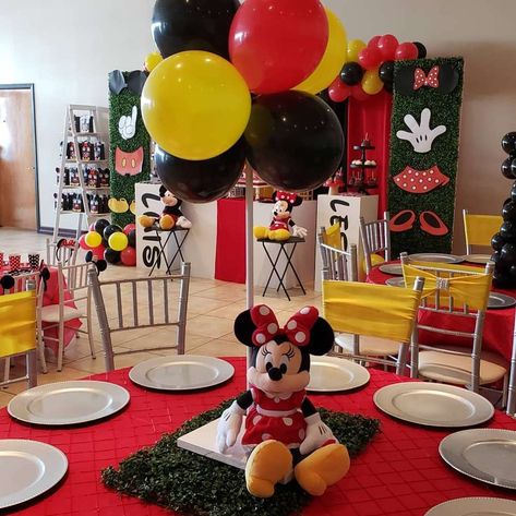 Red Minnie Mouse Party Ideas, Minnie Mouse Table, Minnie Mouse Roja, Mickey Mouse Birthday Decorations, Minnie Mouse Birthday Party Ideas, Minnie Mouse Party Decorations, Twodles Birthday, Mickey Mouse Themed Birthday Party, Minnie Y Mickey Mouse