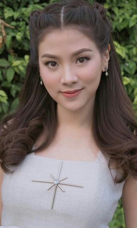 Baifern Pimchanok, Girl Hairstyle, Hairstyle Fashion, Bridal Hair Inspiration, Summer Makeup Looks, Ethnic Hairstyles, Peinados Fáciles Para Cabello Corto, Hair Tutorials For Medium Hair, Asian Hair