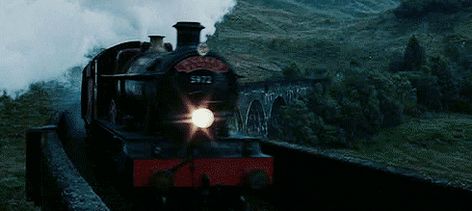 Hogwarts Gif, Charlie Weasley, Hogwarts Train, Hogwarts Express Train, Potter Aesthetic, Harry Potter Scene, Weasley Twins, Hogwarts Aesthetic, Harry Potter Gif