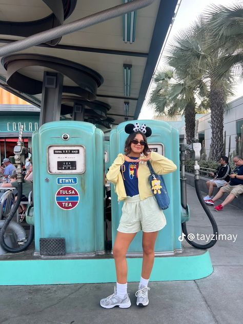 Trendy Disneyland Outfits, Disney Outfits Aesthetic Summer, Pooh Inspired Outfit, Disneyland Style, Disney Winter Outfits, Casual Disney Outfits, Universal Outfits, Disneyworld Outfits, Disney Outfit Ideas