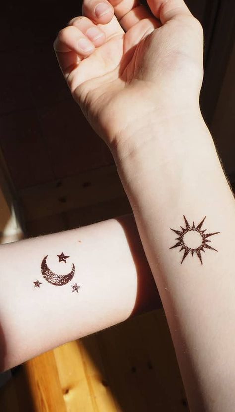 Moon Couple Tattoo, Sun And Moon Couple Tattoo, Sun And Moon Couple, Tattoo Sonne, Moon Couple, Sun And Moon Tattoo, Tato Henna, Couples Tattoo Designs, Couple Tattoo