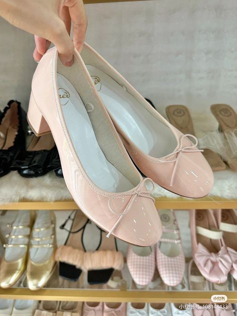 Trendy Shoes Sneakers, Cute Shoes Heels, Shoe Wishlist, Girly Shoes, Aesthetic Shoes, Elegant Shoes, Womens Ballet Flats, Swaggy Outfits, Pretty Shoes