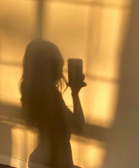 Sunset shadow picture taken on iphone 11 photo inspiration, minimalist aesthetic, chic pictures ideas, chic aesthetic Girl On Phone Aesthetic, Shy Aesthetics, Shy Girl Aesthetic, Chic Pictures, Morning Aesthetics, Sunset Shadow, Shadow Picture, Risky Picture Ideas, Minimalist Instagram