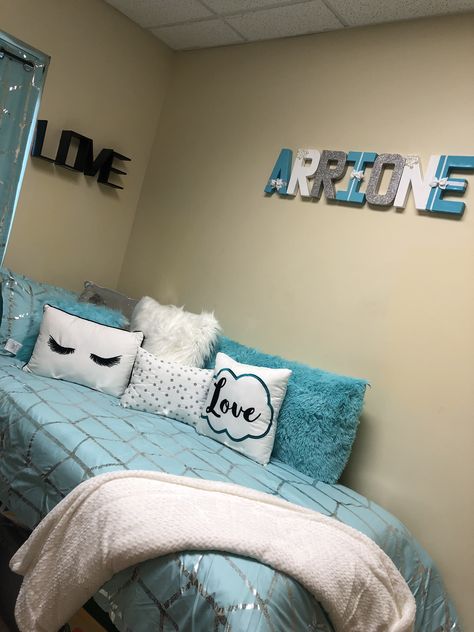 Turquoise And Grey Bedroom, Grey Dorm Room Ideas, Teal Dorm Room, Grey Dorm Room, Dorm Room Themes, Pretty Dorm Room, Dorm Room Colors, Dorm Checklist, Teen Room Designs