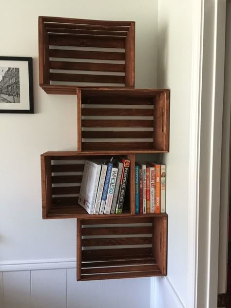 Homemade Shelf, Small Bookshelf Ideas, Shelf Dining Room, Milk Crate Shelves, Homemade Bookshelves, Homemade Shelves, Diy Wooden Crate, Crate Bookshelf, Dining Room Shelves