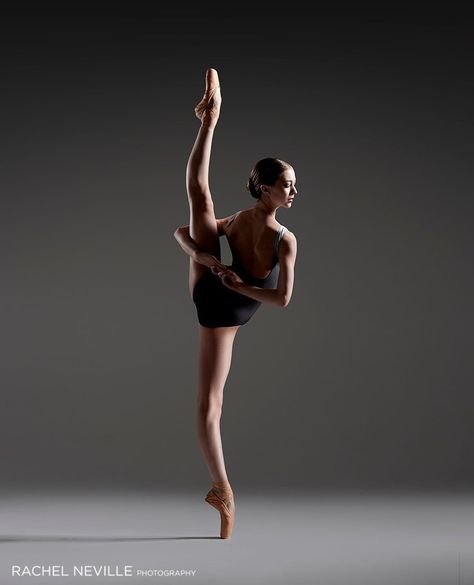 Ballet Photography Poses, Ballerina Poses, Acro Dance, Ballet Dance Photography, Dance Picture Poses, Flexibility Dance, Ballet Technique, Dancer Photography, Ballet Pictures