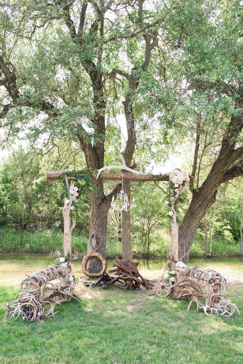 Antler Wedding Decor, Deer Antler Wedding, Rustic Arbor, Country Wedding Pictures, Deer Wedding, Antler Wedding, Wedding Options, Wedding Ceremony Arch, Tiffany Wedding