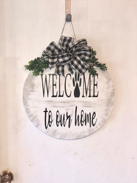 18” door hanger $35 Decor Porch Ideas, Home Door Sign, Home Door Hanger, Round Door Hanger, Wreath Indoor, Welcome To Our Home, Home Door, Year Round Wreath, Round Door