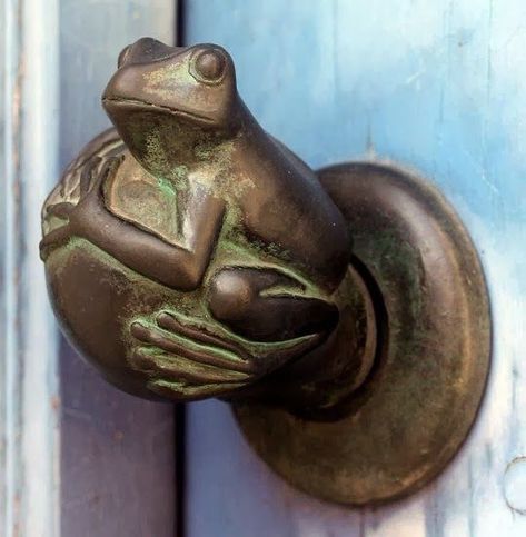 helen warlow on Twitter: "Few door furniture pictures. Love the delicate trees but my favourite has to be the frog.… " Doorknob Aesthetic, Quirky House, Grandma House, Future Decor, Door Knobs And Knockers, Whimsical Furniture, Funky Decor, Cool Doors, Horror House