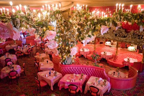 The Madonna inn. This dining room is called the pink room. Fitting right? Madonna Inn Rooms, Inn Aesthetic, Hot Pink Decor, Madonna Inn, Crazy House, The Madonna, Style Bubble, Terry Richardson, Pop Design