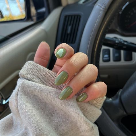 Short Round Acrylic Nails Sage Green, Short Green Almond Acrylic Nails, Sage Green Nails Round, Green Biab Nail Design, Creamy Green Nails, Olive Green Manicure Ideas, Green Nail Manicure, Matcha Green Almond Nails, Sage Green Almond Shaped Nails