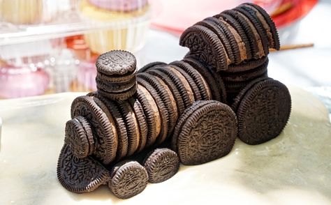 Oreo cookie train. I used this steam train as a cake topper, but it could also be turned into a center piece. The cookies are "glued" together with chocolate frosting. #oreotrain #cookietrain #oreocaketopper Train Cupcakes, Train Cookies, Biscuit Decoration, Train Cake, Food Art For Kids, Amazing Food Decoration, Trains Birthday Party, Edible Crafts, Cute Snacks