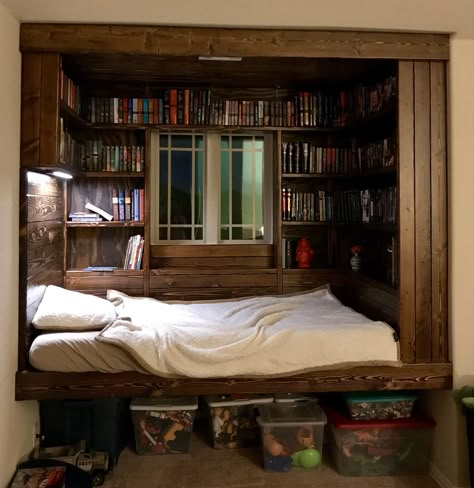 Book Nook Bed, Bed Nook Aesthetic, Book Nook Apartment, Book Bed, Bedroom Wallpaper Ideas, Bed Nook, Bedroom Wallpaper, 카드 디자인, Aesthetic Rooms