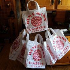 Shopping Bags From Brewers Malt Sacks : 19 Steps (with Pictures) - Instructables Plastic Bag Basket, Wedding Preservation, Bag Upcycling, Tee Shirt Crafts, Feed Bag Tote, Illusion Costumes, Paper Basket Weaving, Hemming Jeans, Nail Polish Flowers