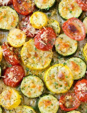 Vege Dishes, Zucchini And Tomatoes, Creative Meals, Recipes Sides, Yummy Veggies, Potatoes Recipes, Roast Zucchini, Cooking Tomatoes, Roasted Vegetable Recipes