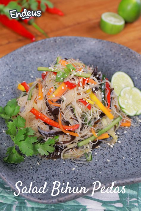 Salad Bihun Pedas memang endeus! Ya, jika ada bihun di rumah paling simpel memang bikin bihun goreng, tapi sekarang coba menu yang beda yuk dari bihun! Tambahkan beberapa sayuran dan saus pedas bikin rasanya makin mantap! Sambel Pete, Menu Sahur Praktis, Sambel Terasi, Oseng Kangkung, Resep Salad, Japchae, Tacos, Salad, Ethnic Recipes