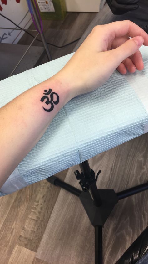 Om Simple Tattoo, Bhudha Tattoo Designs Small, Om Symbol Tattoo Design, Ohm Tattoo Women, Aum Tatoos, Aum Symbol Tattoo, Ohm Tattoo Design, Ohm Symbol Tattoo, Aum Tattoo