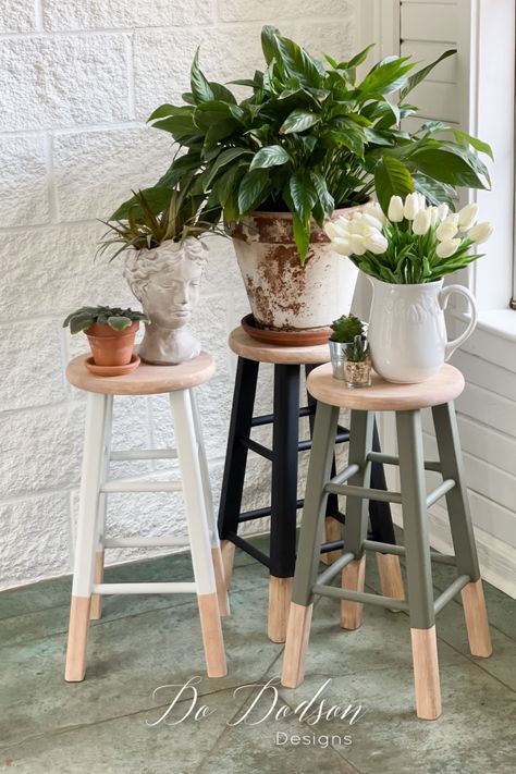 Plant Stool Ideas, Painting Stool Ideas, Plant Stand Indoor Diy, Repurposed Plant Stand Ideas, Plant On Stool, Stool With Plant Decor, Plant Stand Paint Ideas, Bar Stool Plant Stand, Diy Plant Stand From Bar Stool