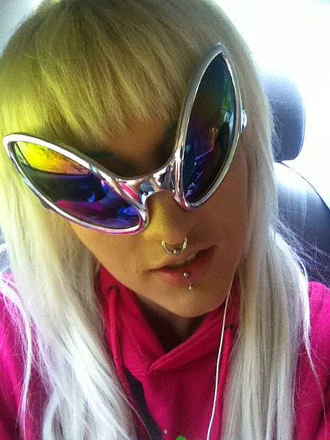 Alien Sunglasses, Estilo Kitsch, Funny Sunglasses, Big Glasses, Funny Alien, Festival Sunglasses, Unique Sunglasses, Shady Lady, Cool Glasses