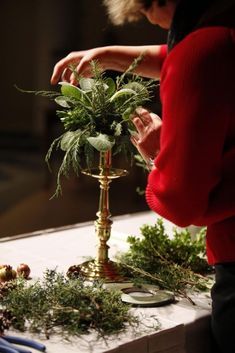 Brass Candlesticks Decor Christmas, Williamsburg Decor, Williamsburg Christmas, Colonial Art, Colonial Christmas, Christmas Floral Arrangements, Classy Christmas, Brass Candlestick, Colonial Williamsburg