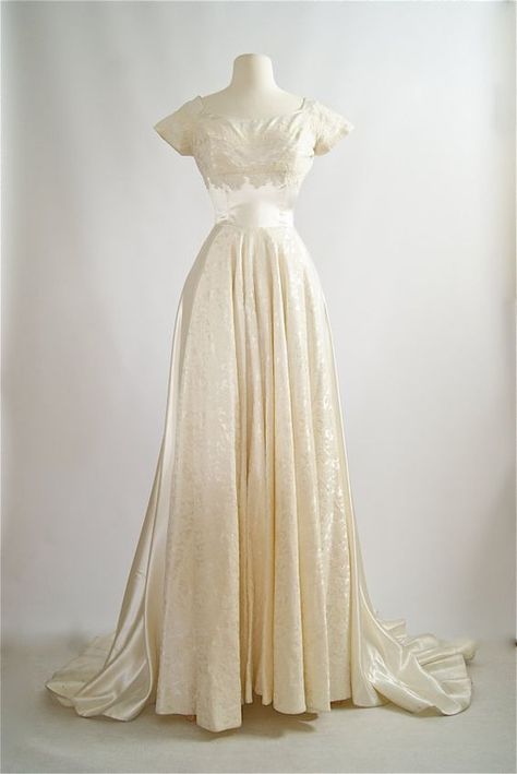 Vintage Wedding Dress 1950s, Gaun Abad Pertengahan, 1950s Wedding Dress, Wedding Shoes Vintage, Mode Tips, White Wedding Dress, Wedding Gowns Vintage, Vintage Gowns, Vestidos Vintage