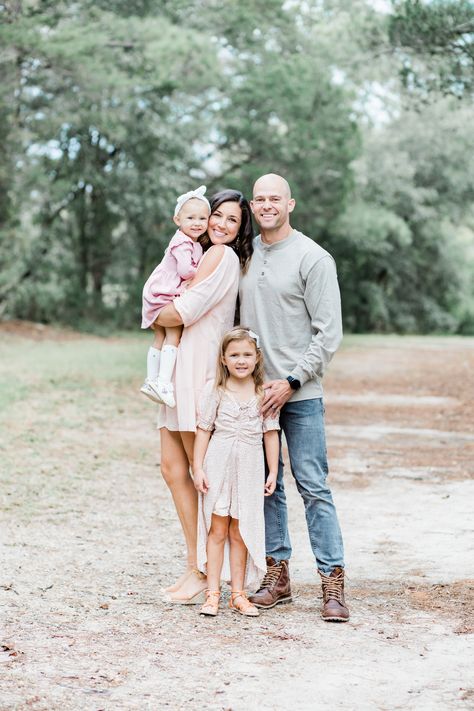 Light And Airy Family Photos, Virginia Photography, Fall Family Portraits, Airy Photography, Beach Family Photos, Christmas Photoshoot, Family Outdoor, Family Posing, Family Photo Sessions