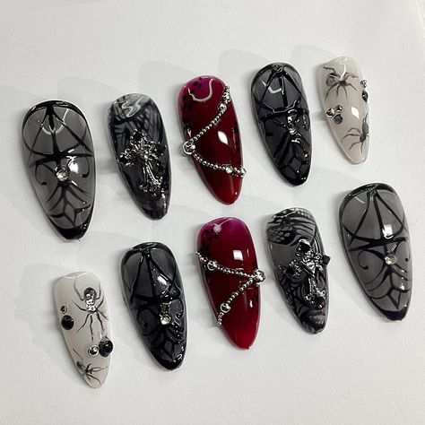 Red N Black Nails, Nail Art Dark, Gothic Nail Art, Dark Nail Art, Horror Nails, Witchy Nails, Maroon Nails, Punk Nails, Gothic Nails