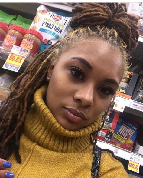 Honey blonde - brown - dreads - half up half down ponytail Locs Black Women Hairstyles, Half Up Half Down Locs, Faux Locs Black Women, Honey Blonde Locs, Hairstyles Dreads, Dread Inspiration, Locs Black Women, Colored Locs, Hair Growth Regimen