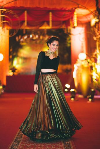 07-sisterof-thebride-lehenga (2) Skirt And Crop Top Indian, Crop Top Indian, Sister Of The Groom, Lehenga Crop Top, Gold Lehenga, Skirt And Crop Top, Navratri Dress, Wedding Lehenga Designs, Lengha Choli