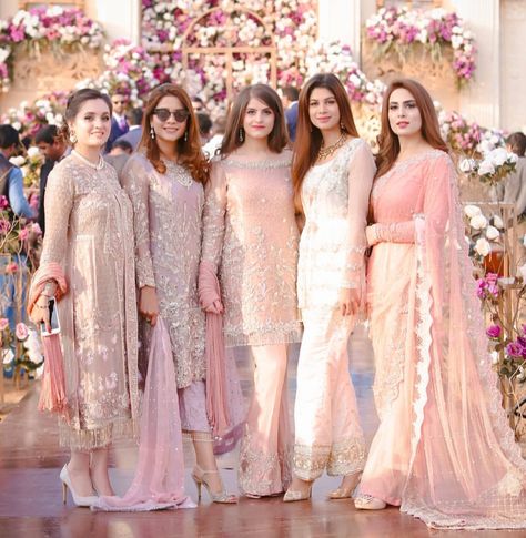 Friends Outfits, Walima Dress, Desi Wedding Dresses, Bridal Dresses Pakistan, Pakistani Wedding Outfits, Pakistani Fashion Party Wear, Beautiful Pakistani Dresses, Indian Bridal Dress, Pakistani Bridal Dresses