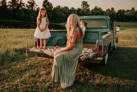 Family Truck, Country Family Photos, Outdoor Family Pictures, Family Picture Ideas, Daughter Photoshoot, Mother Daughter Photoshoot, Country Family, Truck Photos, Mother Daughter Photos