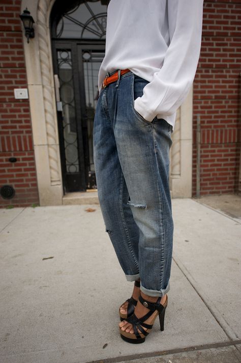 Boyfriend Jeans Diy, T Shirt Makeover, Pantalones Boyfriend, Thrifted Shoes, Boyfriend Jeans Outfit, Shoes Balenciaga, Trousers White, Baggy Trousers, Love Jeans