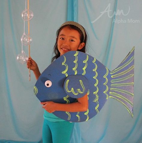 We have a whole series of kids' Under-the-Sea themed costumes for Halloween. Fun and super easy to make. Fish Costume Kids, Diy Fish Costume, Starfish Costume, Under The Sea Costumes, Sea Creature Costume, Diy Fantasia, Pirate Costume Diy, Sea Costume, Themed Costumes