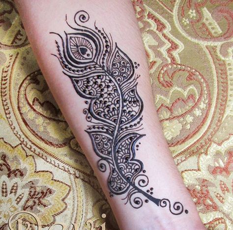 Idea Henna Forearm, Henna Feather, Mandala Feather, Henne Tattoo, Arabic Henna Designs, Henna Mandala, Henna Tattoo Hand, Modern Henna Designs, Henna Body Art