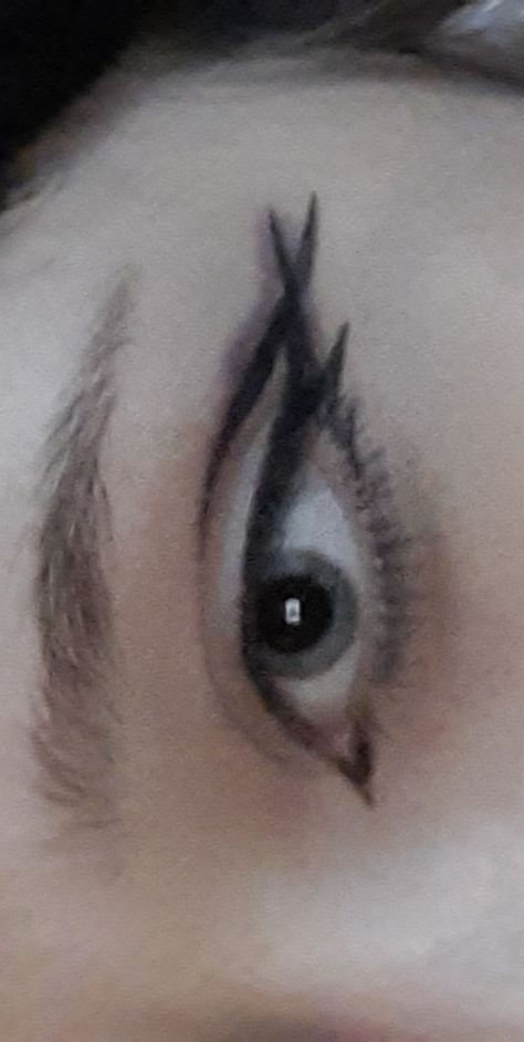 Cool Alt Eyeliner, Cute Eyeliner Looks, Punk Eyeliner, Alt Eyeliner, Eyeliner Art, Alt Makeup Looks, Guy Liner, Eyeliner For Hooded Eyes, Alt Makeup