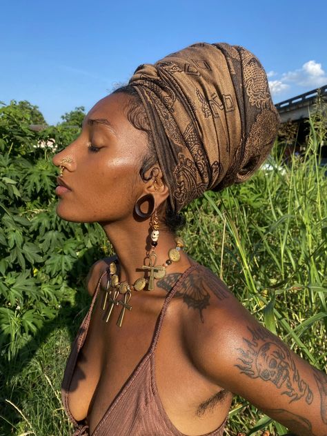 𝓣𝓪𝓽𝓽𝓸𝓸 𝓖𝔂𝓹𝓼𝔂 on Twitter: "Deeper 🐞… " Earthy Aesthetic, Earthy Style, Mode Hippie, Hair Scarf Styles, Earthy Outfits, Estilo Hippie, Black Femininity, Hair Scarf, Scarf Hairstyles