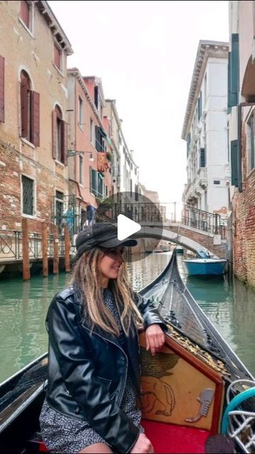 Sandra Quiroz on Instagram: "¿Quieres tomarte una foto gratis en una góndola en Venecia y ahorrarte 80 euros? 📸 🛶 📚Visita la Librería Acqua Alta, la librería más encantadora de Venecia donde los libros navegan en góndolas 🛶 y bañeras 🛁 para protegerlos de las inundaciones. Por si fuera poco, también encontrarás muchos gatos paseándose por el lugar 🐱 📸 Aquí puedes subir gratis a una góndola, estacionada en la parte trasera de la librería y tomarte un fotón con vista a los canales de Venecia También puedes fotografiarte en la montaña de libros que hay en el patio trasero de la librería. Solo debes dejar una propina voluntaria para tomarte las fotos. El costo de un paseo en góndola es de 80 euros. 🕘Abren desde las 9 am hasta las 7-8 pm aprox 📍 Calle Longa Santa Maria Formosa Castello 9 Am, Venice Italy, Santa Maria, Patio, Italy, On Instagram, Travel, Instagram, Patios