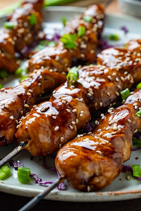 A Japanese style grilled skewered chicken in a sweet and salty sauce! Closet Cooking, Japanese Chicken, Grilled Chicken Skewers, Kabob Recipes, Skewer Recipes, Salty Foods, Chicken Skewers, Grilled Chicken Recipes, Japanese Dishes