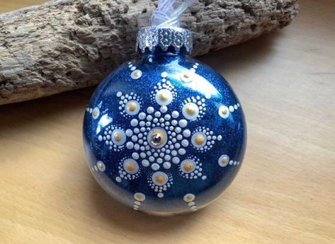 Handpainted Christmas Ornaments, Christmas Mandala, Gift Ornaments, Painted Mandala, Christmas Card Art, Christmas Tree Painting, Glass Ball Ornaments, Painted Christmas Ornaments, Glitter Ornaments