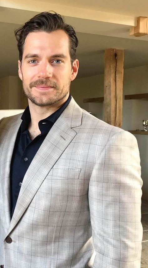 Henry Cavill Beard, Henry Cavill Smile, Henry Cavill Eyes, Superman Henry Cavill, Henry Cavill News, Henry Williams, Gentleman Aesthetic, Vogue Men, Suit Style