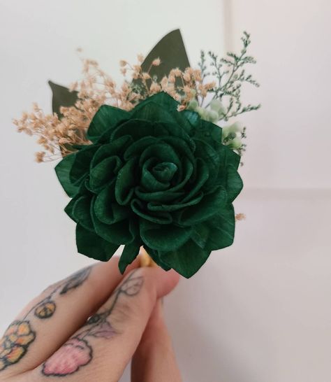 Emerald Green And Black Bouquet, Forest Green Flowers, Wedding Flowers Emerald Green, Gold Boutonniere, Green Tux, Boutineer Wedding, Emerald Green Wedding Theme, Green Boutonniere, Quince Stuff