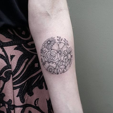 Beautiful flower circle by Ben Doukakis #flower #geometric #circle #floral #pointilism #blackwork #bendoukakis Circular Tattoo Designs, Tattoo Planning, Circular Tattoo, Flores Tattoo, Circle Tattoos, Circle Tattoo, Tattoo Board, Tattoo Zeichnungen, Maori Tattoo