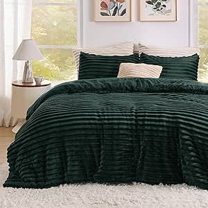 Hunter Green Bedding Comforter Sets, Two Blankets One Bed, Emerald And Cream Bedroom, Dark Green Comforter Bedroom, Masculine Bedroom Bedding For Men, Bedroom Inspirations Master Color Schemes, Green Comforter Bedroom, Green Velvet Bed, Dark Green Bedding