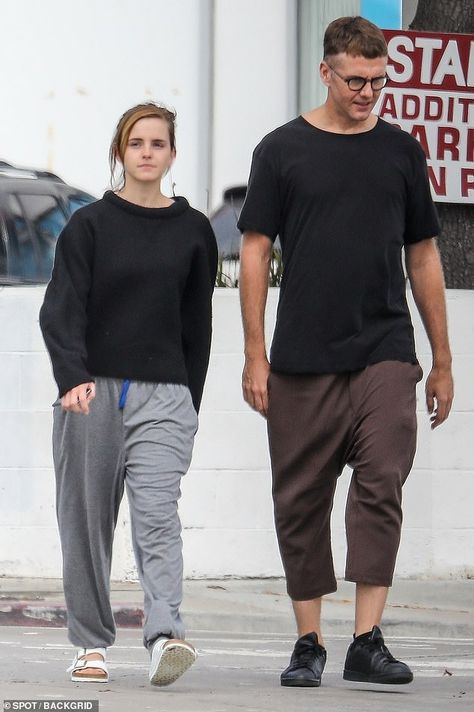 Sweater And Sweatpants, Emma Watson Hair, Emma Watson Pics, Male Outfit, Emma Watson Style, Mystery Man, Outfit Oversize, Awkward Family Photos, Celebrity Street Style