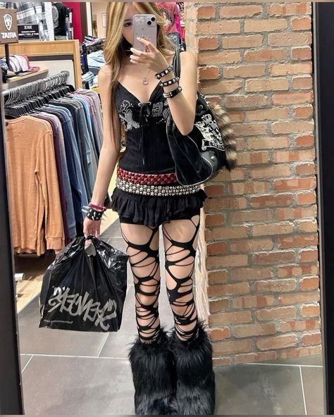 #y2k #y2koutfit #y2koutfitinspo #outfit #y2kinspo #y2kfashion Festival Outfits Alternative, Alt Y2k Aesthetic, Emo Y2k Grunge Outfits, Scene Goth Outfits, Alt Birthday Outfits, Punk Y2k Outfits, Emo Festival Outfit, Alt Gyaru, Goth School Outfit