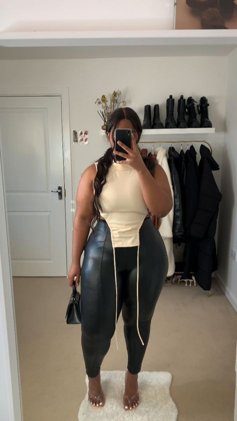 Thick Heels Outfit, Samanthakashh Outfits, Leather Legging Outfits, Fashionnova Outfit, Leather Leggings Outfit, Leather Legging, Seasonal Wardrobe, Zara Boots, Legging Outfits