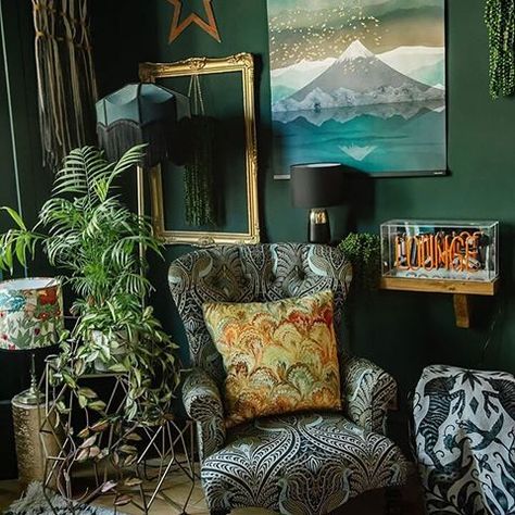 OneBohoStreet by Noemi Beres (@noemionebohostreet) • Instagram photos and videos Maximalist Decor Vintage, Vintage Maximalist Decor, Dark Green Living Room, Dark Green Walls, Maximalist Interior, Display Family Photos, Unique Gallery Wall, Giveaway Alert, Interiors Magazine