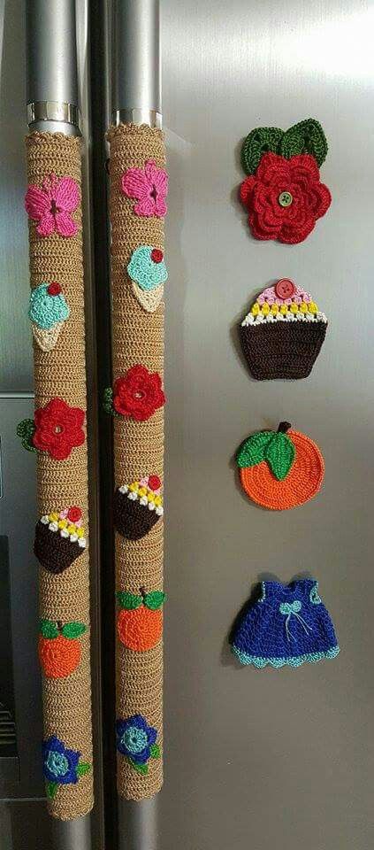 Crochet Fridge Handle Cover, Fridge Handle Covers Diy, Crochet Fridge Magnets Free Pattern, Crochet Fridge Magnets, Crochet Magnets, Crochet Fridge, Small Appliance Covers, Fridge Handle Covers, Fridge Mats